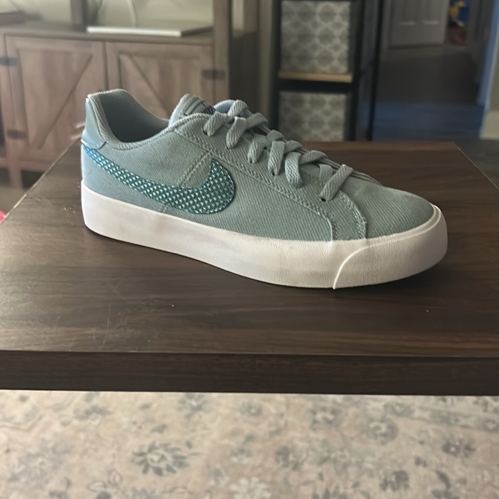 Women's Nike Sneakers - Picture 5 of 10